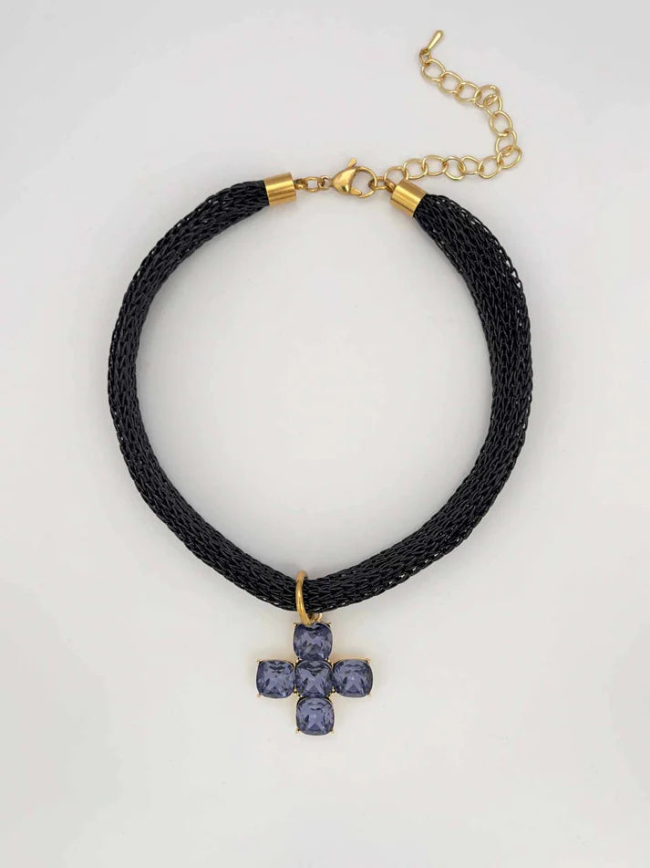 Collar cruz con malla