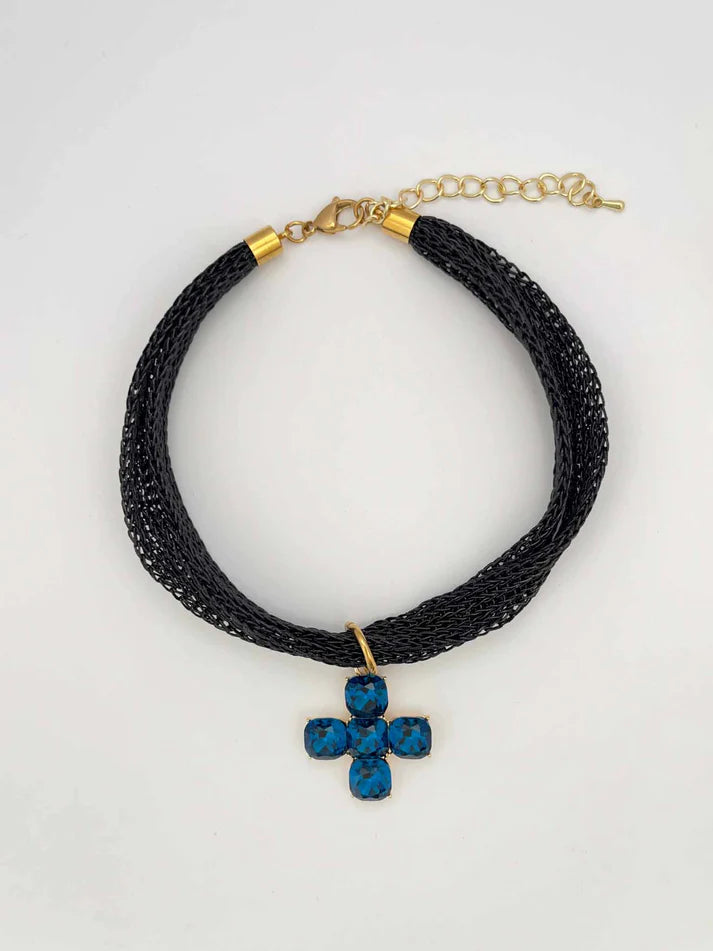Collar cruz con malla