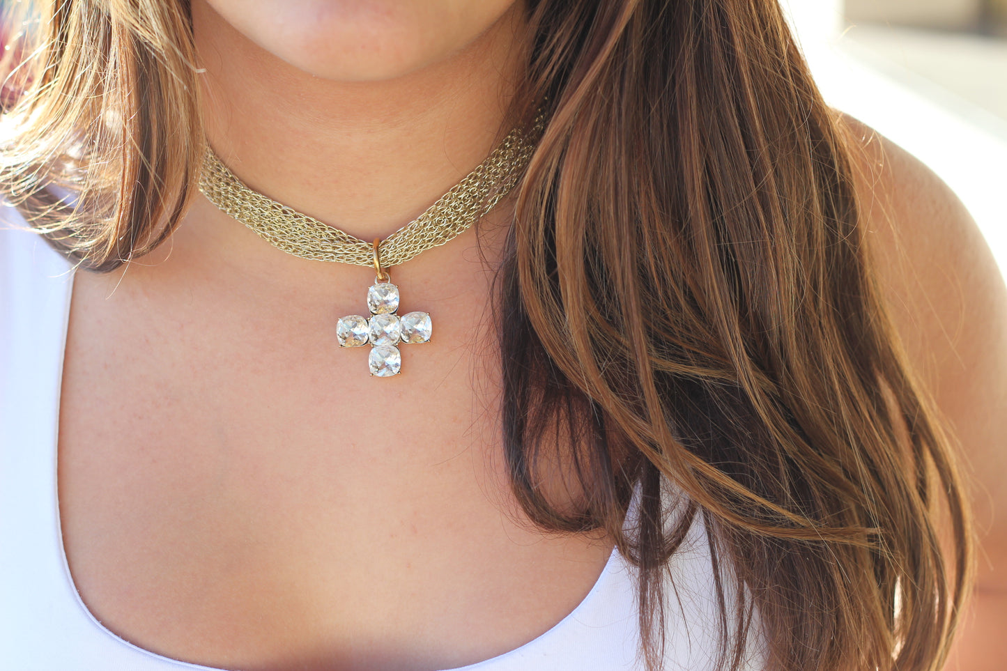 Collar cruz con malla