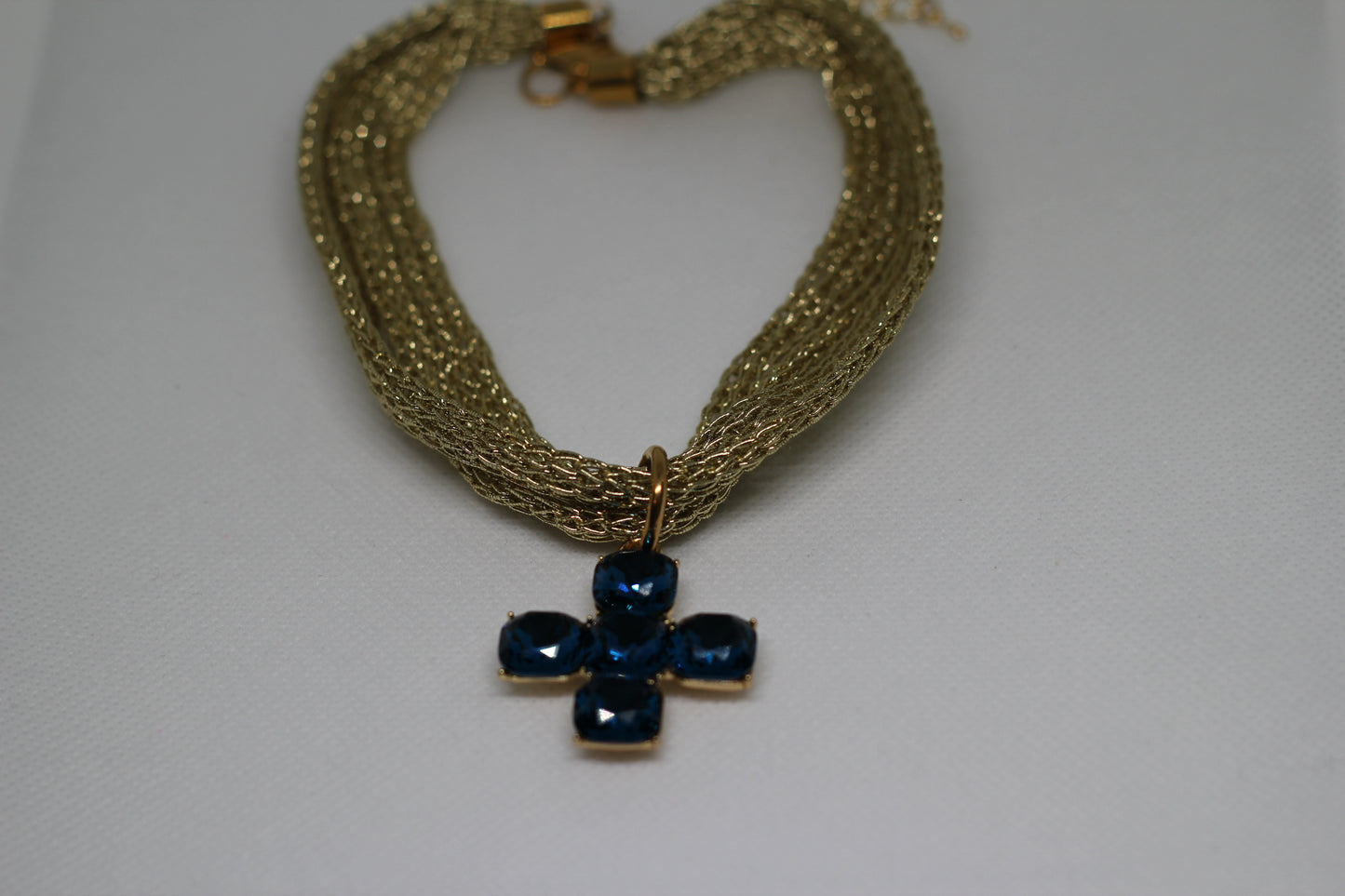 Collar cruz con malla