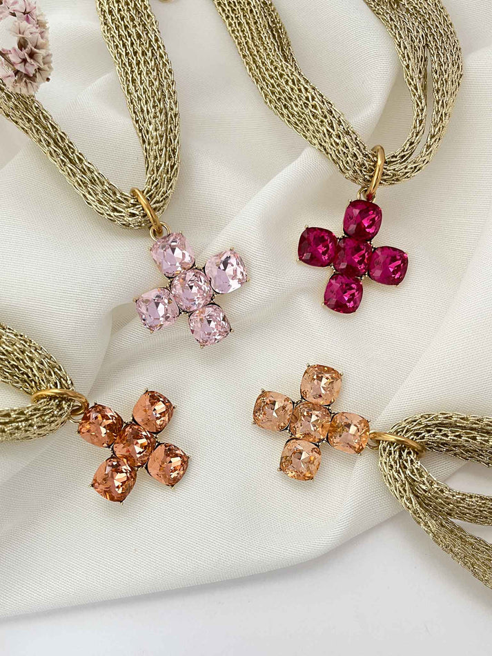 Collar cruz con malla