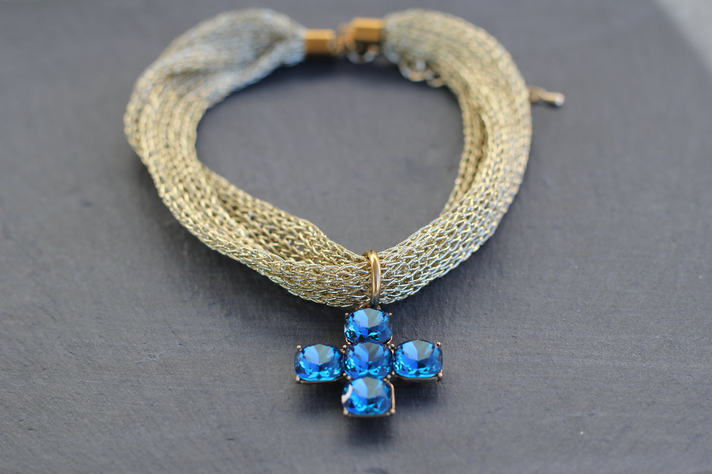 Collar cruz con malla