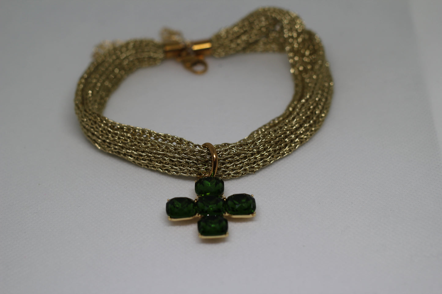 Collar cruz con malla