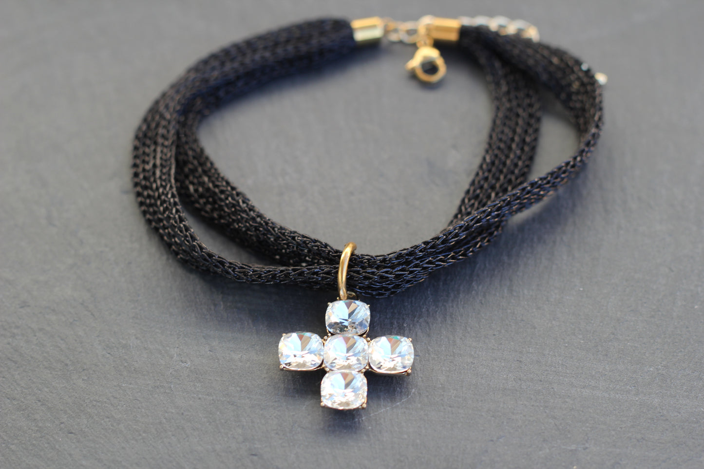 Collar cruz con malla